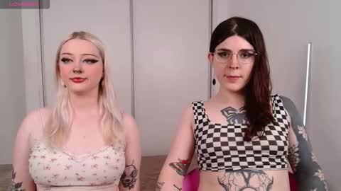 Snapshot of chloe_levine chatting on 11-16-25, 08:36 Chloe Levine online show from 11-16-25, 08:36