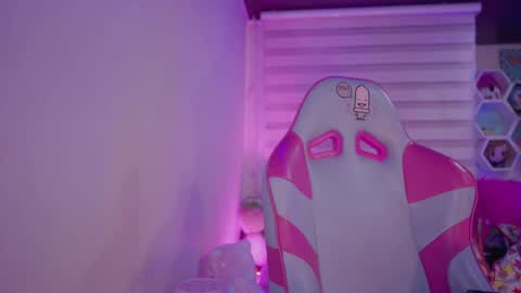 CLOE  online show from 10-06-25, 09:01