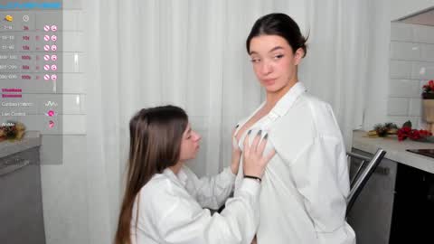 Snapshot of chloealice chatting on 12-22-24, 01:22 Megan and Jeniffer online show from 12-22-24, 01:22