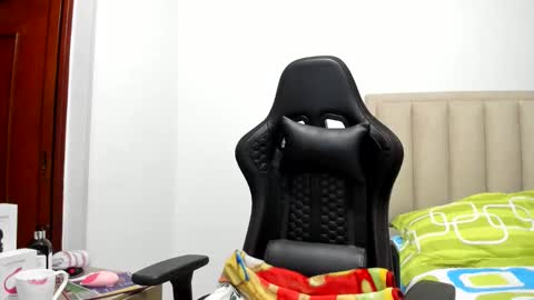 chloemiller   online show from 06-07-26, 12:04