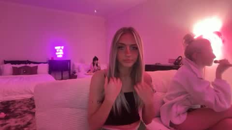 Snapshot of chloeros3e chatting on 09-26-25, 05:28 chloeros3e online show from 09-26-25, 05:28