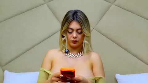 Snapshot of chloevee chatting on 05-05-26, 05:04 Chloe Vee online show from 05-05-26, 05:04
