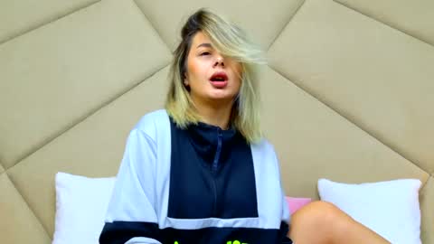 Snapshot of chloevee chatting on 05-12-26, 05:15 Chloe Vee online show from 05-12-26, 05:15