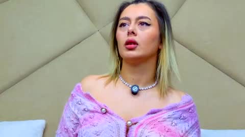 Snapshot of chloevee chatting on 05-18-26, 05:13 Chloe Vee online show from 05-18-26, 05:13
