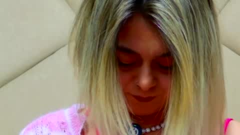 Snapshot of chloevee chatting on 05-20-26, 05:35 Chloe Vee online show from 05-20-26, 05:35