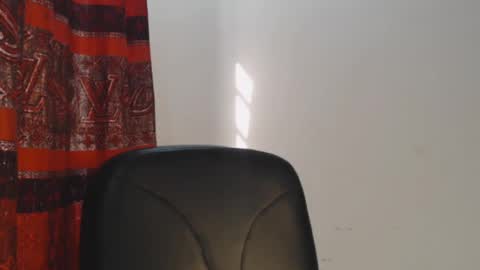 Snapshot of choco_petitqueen chatting on 12-20-24, 09:00 choco_petitqueen online show from 12-20-24, 09:00