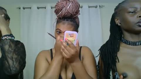 Snapshot of choco_violet chatting on 02-13-25, 04:43 VIOLET online show from 02-13-25, 04:43