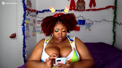 Snapshot of chocolatebunnyxx69 chatting on 12-18-24, 12:21 Melina online show from 12-18-24, 12:21