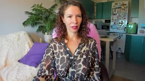Snapshot of christina_hot chatting on 10-08-25, 06:55 Chris online show from 10-08-25, 06:55