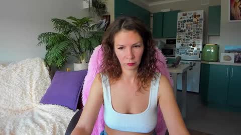 Snapshot of christina_hot chatting on 10-18-25, 11:00 Chris online show from 10-18-25, 11:00