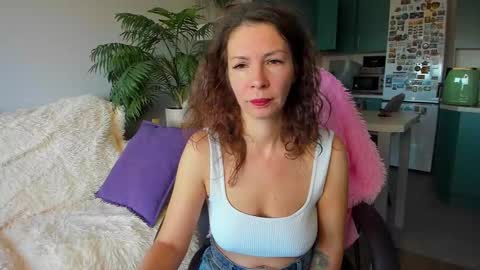 Snapshot of christina_hot chatting on 10-19-25, 06:47 Chris online show from 10-19-25, 06:47