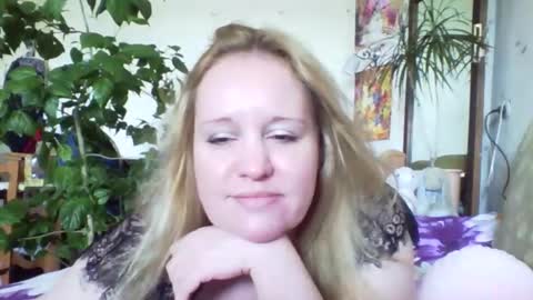 Snapshot of cinderella1204 chatting on 09-09-25, 11:10 cinderella1204 online show from 09-09-25, 11:10