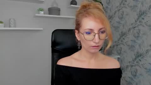 Snapshot of cinderellamoon chatting on 03-02-26, 06:25 Cinderella online show from 03-02-26, 06:25