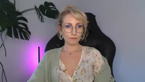 Snapshot of cinderellamoon chatting on 06-17-26, 05:54 Cinderella online show from 06-17-26, 05:54