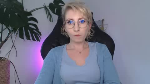 Snapshot of cinderellamoon chatting on 06-18-26, 05:19 Cinderella online show from 06-18-26, 05:19