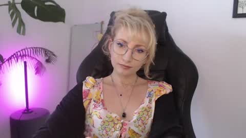 Snapshot of cinderellamoon chatting on 07-16-26, 05:46 Cinderella online show from 07-16-26, 05:46