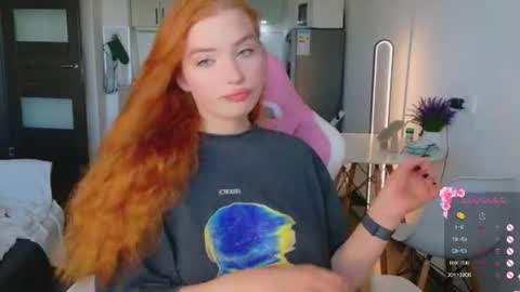 Snapshot of cinnabongirls chatting on 06-25-26, 01:15 Maddy online show from 06-25-26, 01:15