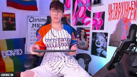 Snapshot of cinnamon_boyxxx chatting on 12-23-24, 05:17 David     Independent Model online show from 12-23-24, 05:17