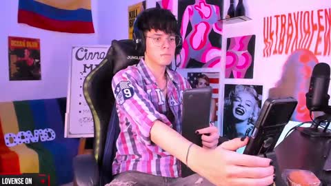 Snapshot of cinnamon_boyxxx chatting on 01-14-25, 04:47 David     Independent Model online show from 01-14-25, 04:47