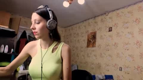 Snapshot of cirabonnet chatting on 10-31-25, 10:27 Lisa Salivan online show from 10-31-25, 10:27