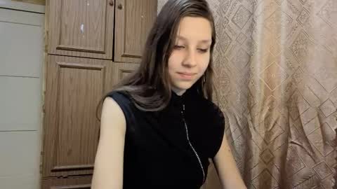 Snapshot of cirabonnet chatting on 11-17-25, 11:10 Lisa Salivan online show from 11-17-25, 11:10