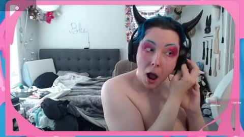 Snapshot of cirquenoirblu chatting on 06-20-26, 01:09 Blu online show from 06-20-26, 01:09