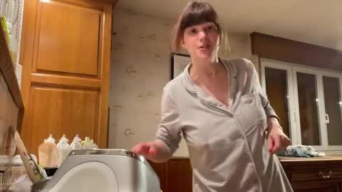 Claire Moulin online show from 04-10-26, 08:35