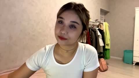 Snapshot of clary_cloud chatting on 10-29-25, 06:09 Lara online show from 10-29-25, 06:09