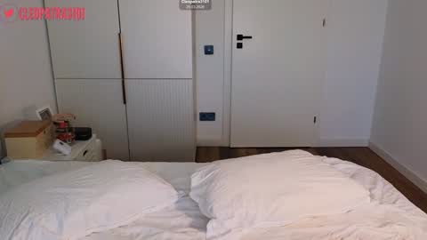 Cleopatra online show from 03-25-26, 06:30