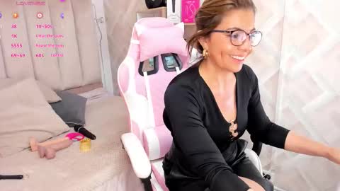 clhoe_johnson_ online show from 12-04-25, 12:03