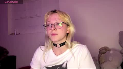  CLOE  online show from 10-15-25, 10:21