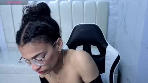 cloee online show from 10-11-25, 03:17