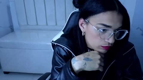 cloee online show from 10-18-25, 03:20
