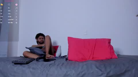 Snapshot of cloudy_pigdude chatting on 02-19-25, 12:57 CRISTIAN online show from 02-19-25, 12:57