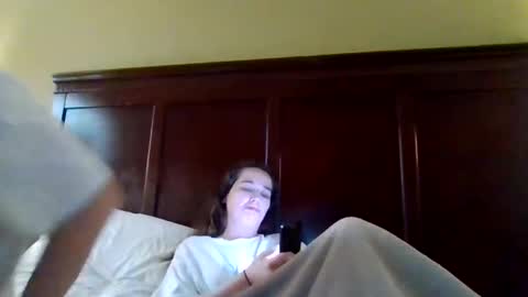 Snapshot of cloudyydayzz chatting on 04-19-26, 04:01 tallhungandcloudy online show from 04-19-26, 04:01