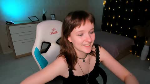 Snapshot of clover_red chatting on 12-18-24, 06:35 Clover follow me online show from 12-18-24, 06:35