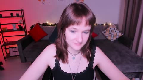 Snapshot of clover_red chatting on 01-05-25, 02:52 Clover follow me online show from 01-05-25, 02:52