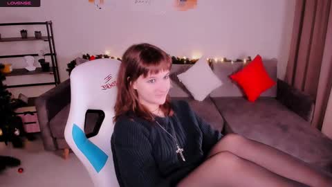 Snapshot of clover_red chatting on 01-09-25, 03:23 Clover follow me online show from 01-09-25, 03:23