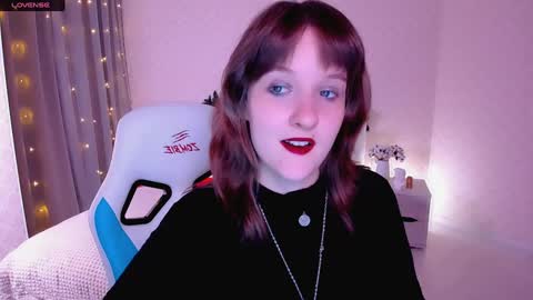 Snapshot of clover_red chatting on 01-21-25, 06:12 Clover follow me online show from 01-21-25, 06:12