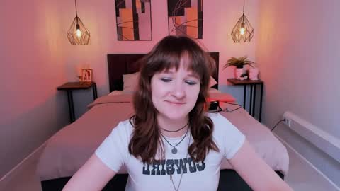 Snapshot of clover_red chatting on 02-02-25, 01:52 Clover follow me online show from 02-02-25, 01:52