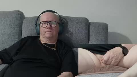 Snapshot of cockneymack51 chatting on 11-06-25, 04:19 Charlie. online show from 11-06-25, 04:19