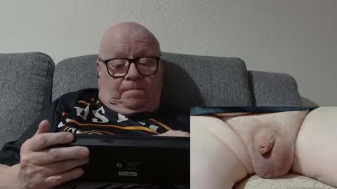 Snapshot of cockneymack51 chatting on 02-18-26, 01:12 Charlie. online show from 02-18-26, 01:12