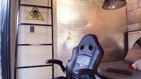 Snapshot of colethunder chatting on 01-23-25, 07:29 ColeThunder online show from 01-23-25, 07:29