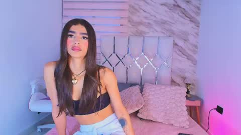 Snapshot of colett_hall chatting on 06-04-26, 12:00 colett online show from 06-04-26, 12:00