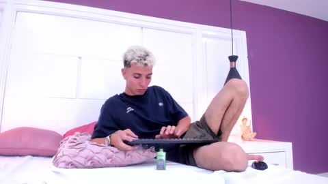 Snapshot of colleman_horny chatting on 01-22-25, 05:49 COLLEMAN online show from 01-22-25, 05:49