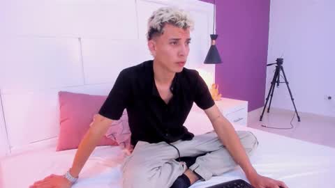 Snapshot of colleman_horny chatting on 01-26-25, 12:01 COLLEMAN online show from 01-26-25, 12:01