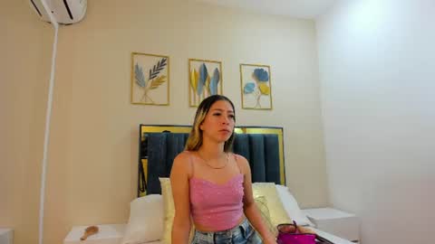 Snapshot of collins_aria chatting on 06-29-26, 11:54 valentina online show from 06-29-26, 11:54