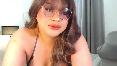 Snapshot of commanderroxyx chatting on 01-28-25, 01:05 Roxy online show from 01-28-25, 01:05