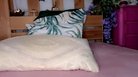 Snapshot of cosmicfairy chatting on 06-17-26, 05:43 Lydia online show from 06-17-26, 05:43