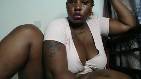 Snapshot of cozy_dion chatting on 07-08-26, 09:47 Erykah online show from 07-08-26, 09:47